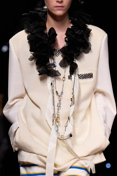 Look 16